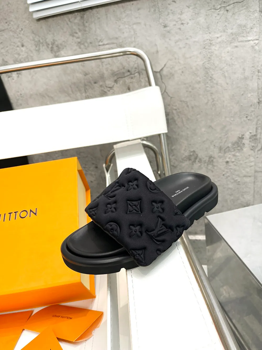 👟👟Ex-factory price 360👟👟 LV couple models, the counter features the latest embossed slippers, new hard goods🆕 ❥! Full of high-end feel! A popular model among bloggers at home and abroad, it’s retro and fashionable and looks amazing on your feet! Mainly recommended models on the official website ▪️Upper: Highly customized mercerized cloth➕embossed ▪️Inner lining: Imported goatskin lining ▪️Outsole: Original molded non-slip and wear-resistant foam sole ▪️Size: Female 35-41 Male 4l-45